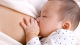 Erhitzen Sie abgepumpte Muttermilch nie in einer Mikrowelle. Die Milch könnte ungleichmäßig erhitzt werden und den Mund oder Rachen des Babys verbrennen. Verwenden Sie zum Erhitzen lieber ein heißes Wasserbad.