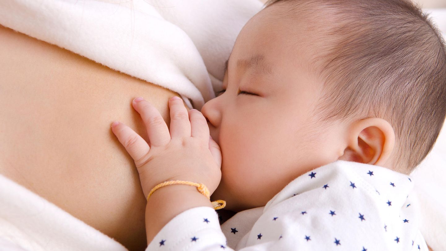 Erhitzen Sie abgepumpte Muttermilch nie in einer Mikrowelle. Die Milch könnte ungleichmäßig erhitzt werden und den Mund oder Rachen des Babys verbrennen. Verwenden Sie zum Erhitzen lieber ein heißes Wasserbad.