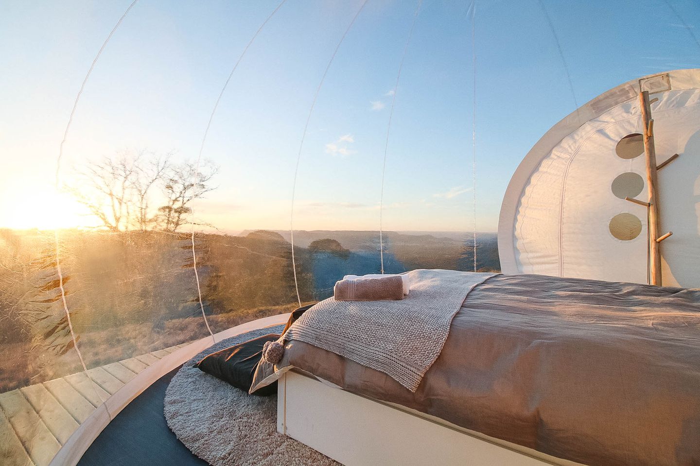Dank der transparenten Zelthülle haben die Gäste eine 360-Grad-Perspektive in die Landschaft.