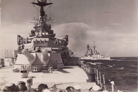 Die Schlachtschiffe HMS Repulse und Hood bei einer Übung.