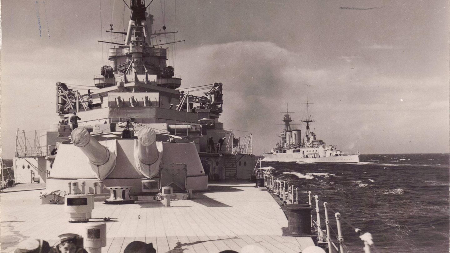 Die Schlachtschiffe HMS Repulse und Hood bei einer Übung.