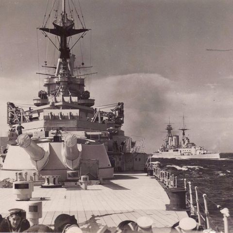 Die Schlachtschiffe HMS Repulse und Hood bei einer Übung.