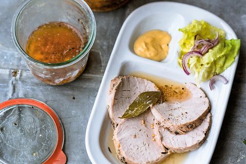 Schwein aus dem Glas schmeckt auch kalt, aufgeschnitten mit Senf und Schwarzbrot