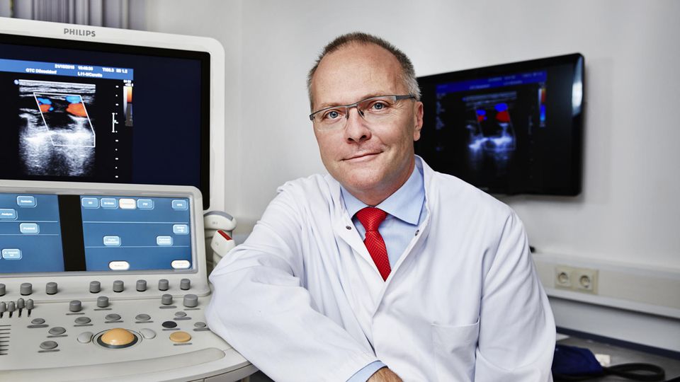Zuckerkrankheit: Stephan Martin, ärztlicher Leiter des Westdeutschen Diabeteszentrums in Düsseldorf, hat ein Langzeit-Lebensstil-Programm entwickelt. Es wirkt besser als kurze Schulungen Stephan Martin, ärztlicher Leiter des Westdeutschen Diabeteszentrums in Düsseldorf, hat ein Langzeit-Lebensstil-Programm entwickelt. Es wirkt besser als kurze Schulungen