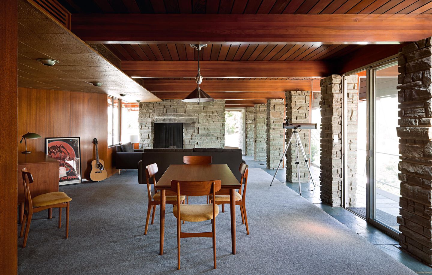 Zum dem Anwesen gehört ein Gästehaus. Es wurde im Jahr 1961 durch den Architekten John Lautner hinzugefügt. Typisch für diese Zeit sind die Holzverkleidungen und die Natursteinarbeiten
