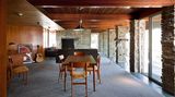 Zum dem Anwesen gehört ein Gästehaus. Es wurde im Jahr 1961 durch den Architekten John Lautner hinzugefügt. Typisch für diese Zeit sind die Holzverkleidungen und die Natursteinarbeiten