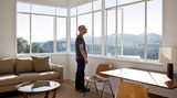 Sänger Moby lebt in einem Haus in den Hügeln von Hollywood und genießt den Ausblick.