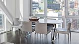 Sieht ein wenig aus wie von Ikea, ist aber teurer: Das Besondere an dem Esstisch in der Wohnung von John Legend ist, dass man zu zwei Seiten über die Häuserschluchten blickt und der Raum lichtdurchflutet ist.