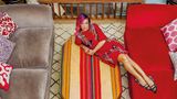Die britische Popsängerin Lily Allen wohnt mit ihrer Familie in einem klassischen, englischen Cottage. Hier liegt sie für den Fotografen auf dem Wohnzimmertisch