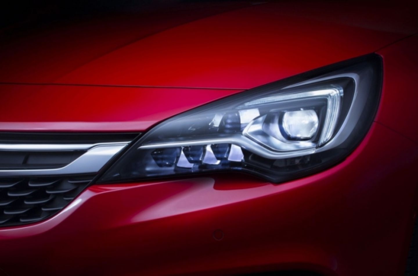 Das LED-Matrix-Licht, wie hier beim Opel Astra, wird Teil des PSA-Baukastens