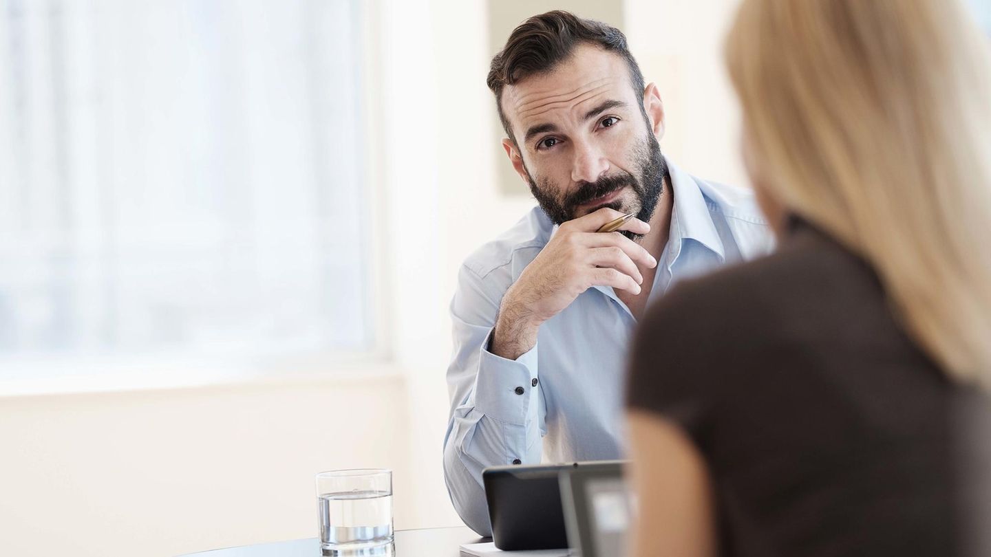Ein Mann und eine Frau im Büro (Symbolbild)