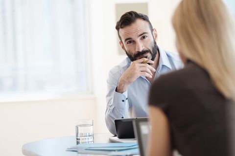 Ein Mann und eine Frau im Büro (Symbolbild)
