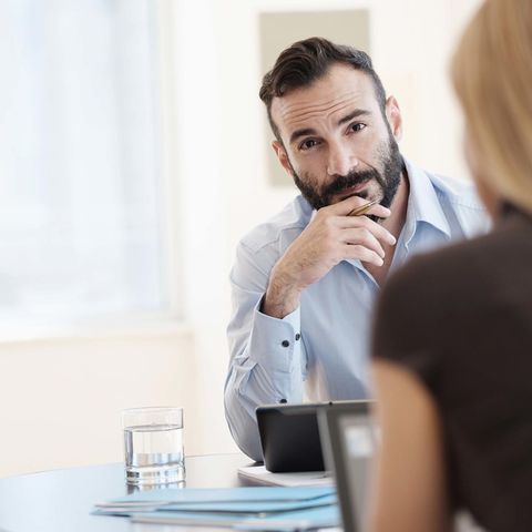 Ein Mann und eine Frau im Büro (Symbolbild)