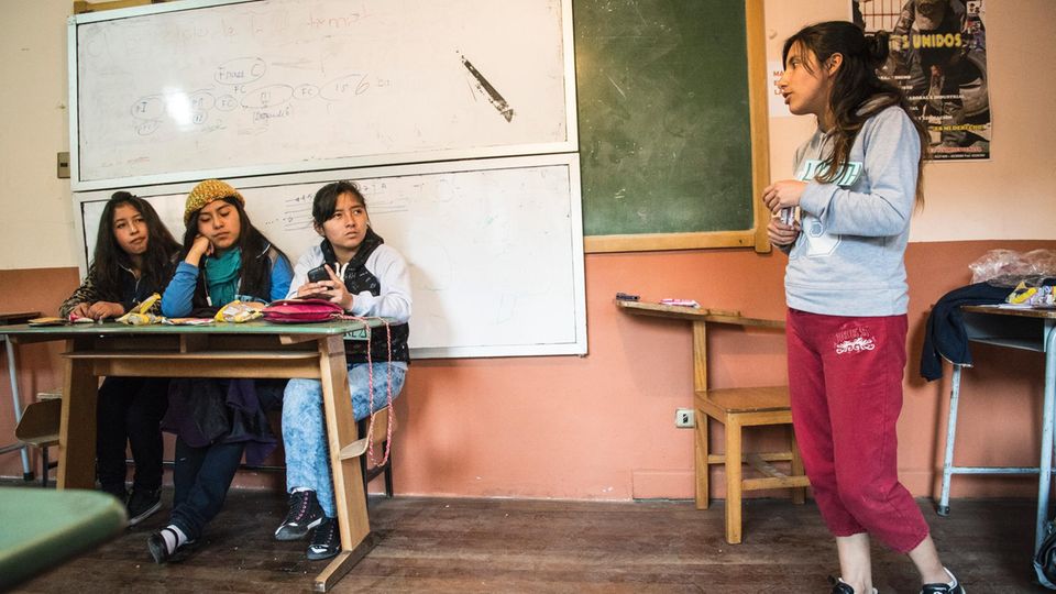 Lizeth gibt Jugendlichen an einem Versammlungsort von Unatsbo Tipps für ihre Jobs Lizeth gibt Jugendlichen an einem Versammlungsort von Unatsbo Tipps für ihre Jobs