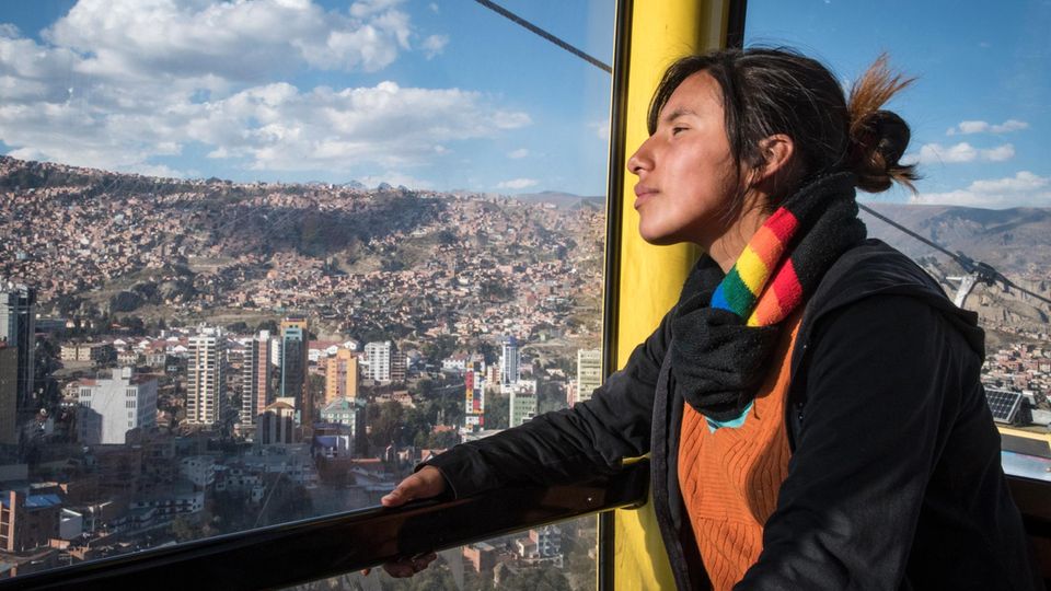 Sie hat einen Traum: Kinder sollen arbeiten, aber fair behandelt werden. Lizeth Castro in der Seilbahn von El Alto nach La Paz. Sie hat einen Traum: Kinder sollen arbeiten, aber fair behandelt werden. Lizeth Castro in der Seilbahn von El Alto nach La Paz.