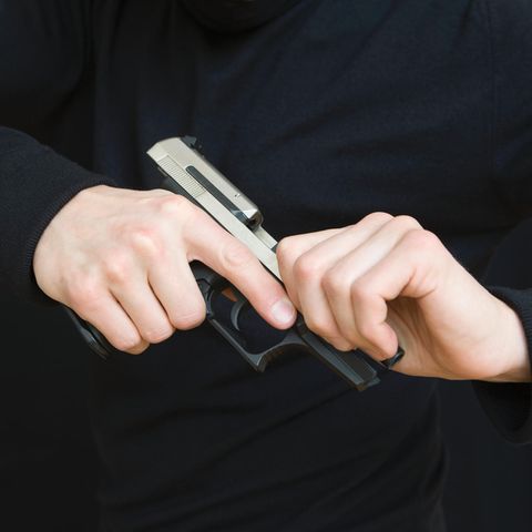 Mann mit Pistole in der Hand