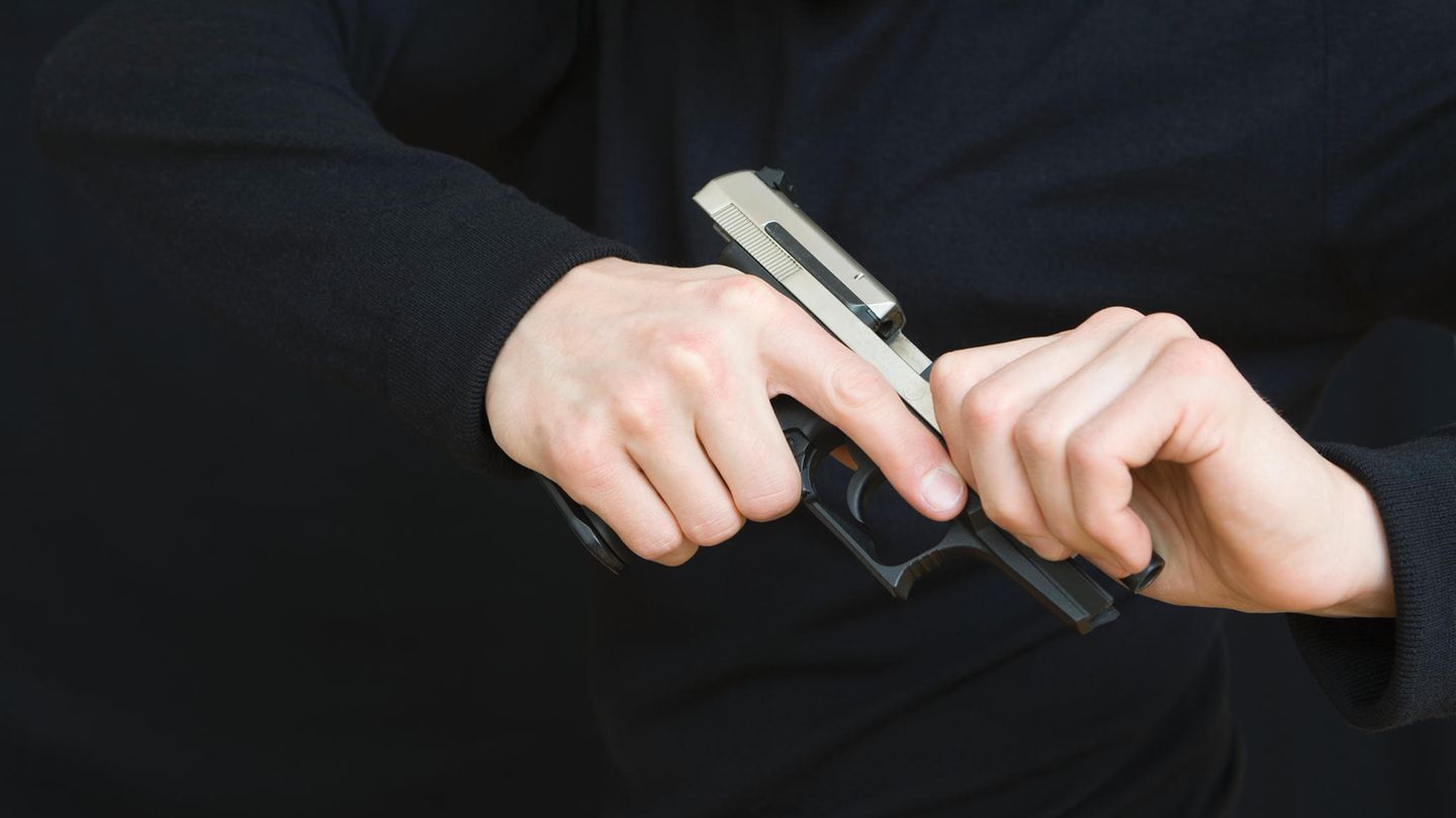 Mann mit Pistole in der Hand