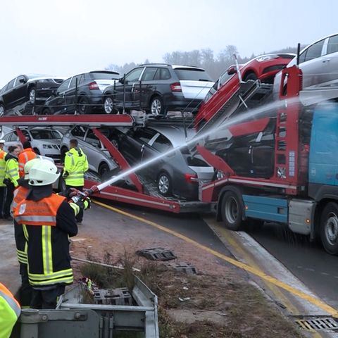 Unfall auf der A3: Gaffer auf der Autobahn - Feuerwehr setzt unkonventionelle Mittel ein