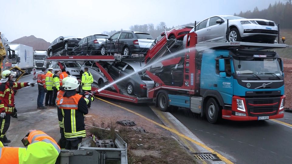 Unfall auf der A3: Gaffer auf der Autobahn - Feuerwehr setzt unkonventionelle Mittel ein Unfall auf der A3: Gaffer auf der Autobahn - Feuerwehr setzt unkonventionelle Mittel ein