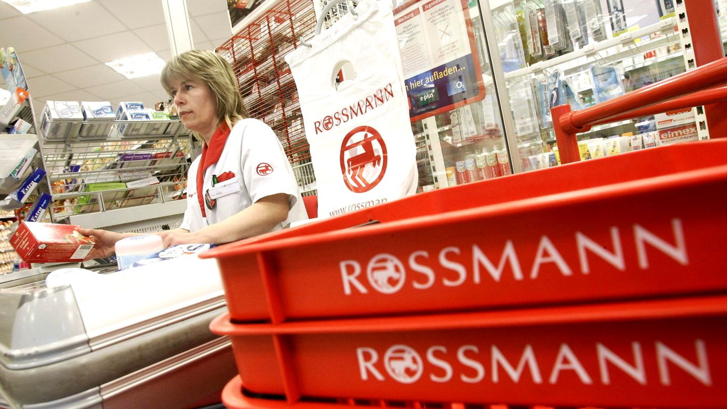Eine Kassiererin bei Rossmann