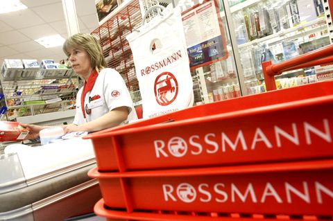 Eine Kassiererin bei Rossmann