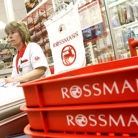 Eine Kassiererin bei Rossmann