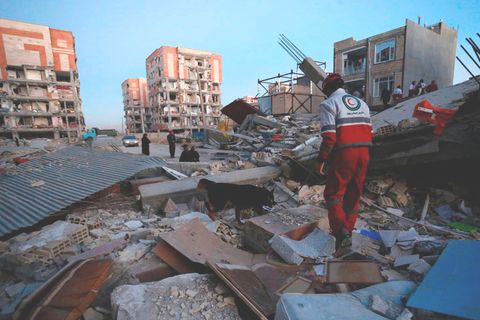 Erdbeben: Retter in Sarpol-e Zahab in der iranischen Provinz Kermanshah