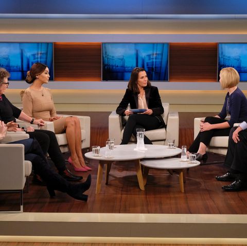 Ändert die Sexismusdiskussion etwas? Anne Will (M.) diskutierte darüber mit ihren Talkgästen (v.l.n.r.) Heike-Melba Fendel , Künstleragentin und Autorin, Ursula Schele, Bundesverband Frauenberatungsstellen und Frauennotrufe - Frauen gegen Gewalt, Verona Pooth, Moderatorin und Unternehmerin, Moderatorin Will, Laura Himmelreich, Chefredakteurin "Vice".com Deutschland, und dem FDP-Politiker Gerhart Baum