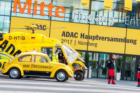 Vor dem Haupteingang des MesseCongressCentrum in Nürnberg sind mehrere Einsatzfahrzeuge des ADAC zu sehen