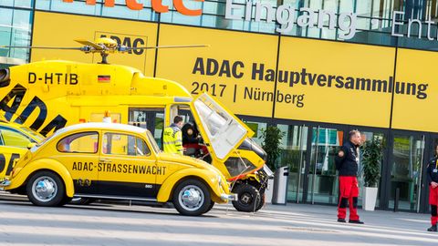 Vor dem Haupteingang des MesseCongressCentrum in Nürnberg sind mehrere Einsatzfahrzeuge des ADAC zu sehen
