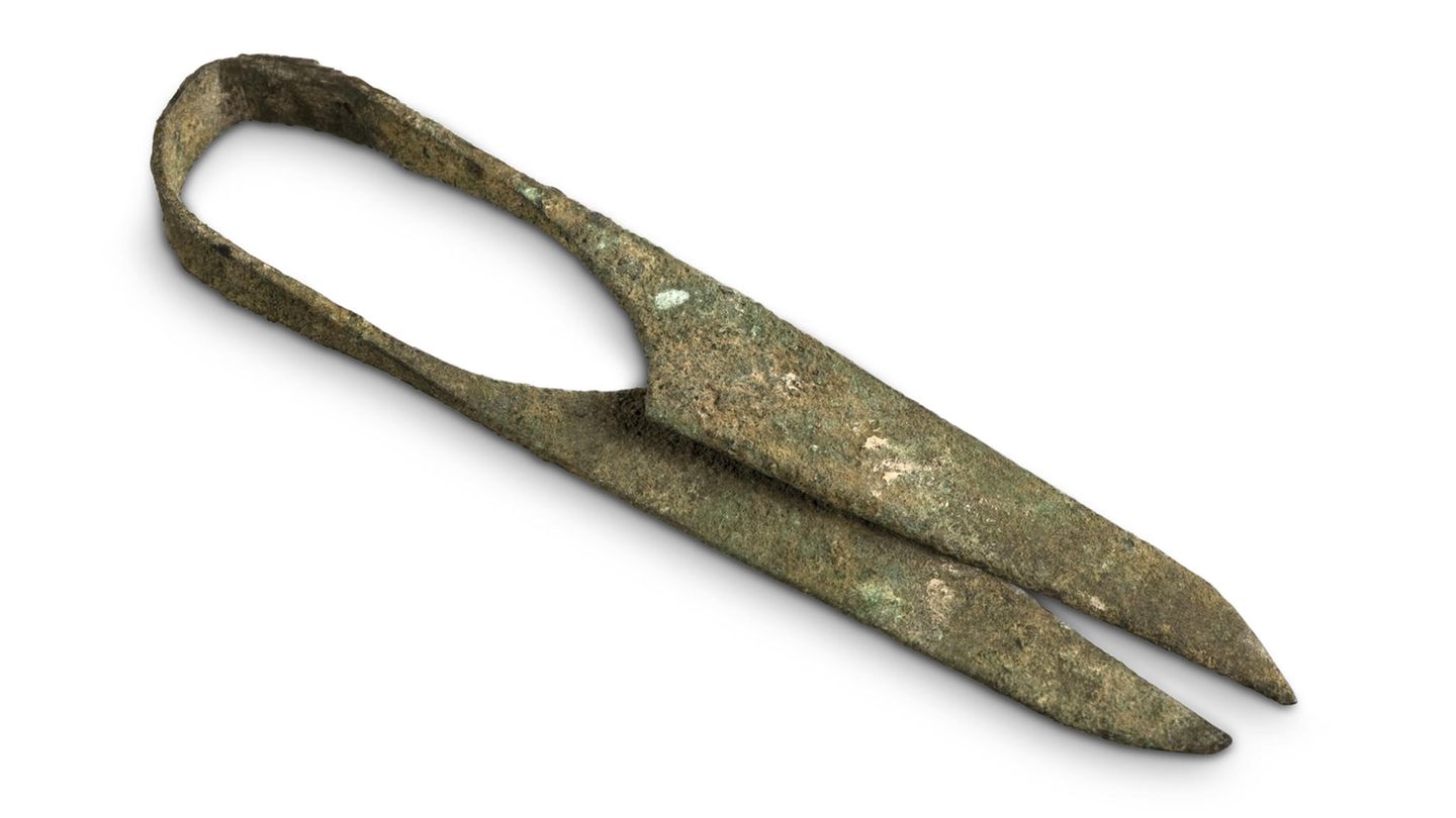 Eine Schere mit einer Klinge aus Bronze: Mit ihr konnte Gewebe durchtrennt oder Warzen entfernt werden.