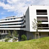 Das 1970 errichtete Gebäude am Stadtrand oberhalb von Zürich erlebte eine wechselvolle Geschichte als Hotel. Vor zwei Jahren wurde es nach mehrjähriger Renovierung als Atlantis by Giardino wiedereröffnet. In den von Anfang an vorhandenen Räumlichkeiten auf dem Dach ist die Royal Residence untergebracht.