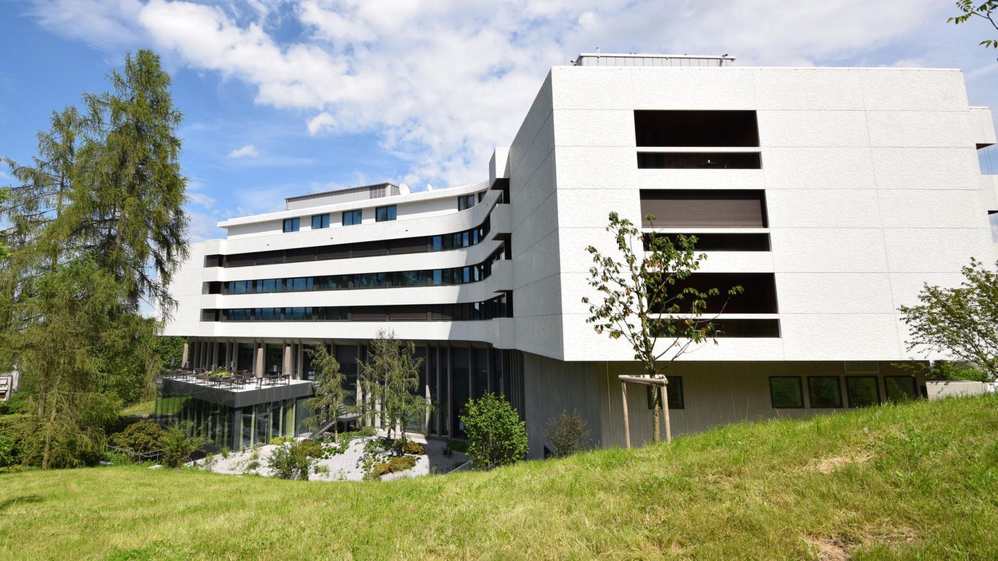 2000 Quadratmeter Prunk: Das 1970 errichtete Gebäude am Stadtrand oberhalb von Zürich erlebte eine wechselvolle Geschichte als Hotel. Vor zwei Jahren wurde es nach mehrjähriger Renovierung als Atlantis by Giardino wiedereröffnet. In den von Anfang an vorhandenen Räumlichkeiten auf dem Dach ist die Royal Residence untergebracht. Das 1970 errichtete Gebäude am Stadtrand oberhalb von Zürich erlebte eine wechselvolle Geschichte als Hotel. Vor zwei Jahren wurde es nach mehrjähriger Renovierung als Atlantis by Giardino wiedereröffnet. In den von Anfang an vorhandenen Räumlichkeiten auf dem Dach ist die Royal Residence untergebracht.