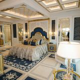 Im Mittelpunkt des Schlafzimmers: das mit mehreren Elektromotoren vollständig verstellbare Bett. Doch in die für Khalifa bin Hamad Al Thani eingerichtete Residenz im Atlantis by Giardino zog der Scheich nie ein. Der 84-Jährige verstarb im Oktober 2016 kurz vor der Fertigstellung der Suite.