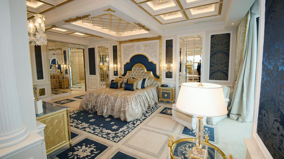 2000 Quadratmeter Prunk: Im Mittelpunkt des Schlafzimmers: das mit mehreren Elektromotoren vollständig verstellbare Bett. Doch in die für Khalifa bin Hamad Al Thani eingerichtete Residenz im Atlantis by Giardino zog der Scheich nie ein. Der 84-Jährige verstarb im Oktober 2016 kurz vor der Fertigstellung der Suite. Im Mittelpunkt des Schlafzimmers: das mit mehreren Elektromotoren vollständig verstellbare Bett. Doch in die für Khalifa bin Hamad Al Thani eingerichtete Residenz im Atlantis by Giardino zog der Scheich nie ein. Der 84-Jährige verstarb im Oktober 2016 kurz vor der Fertigstellung der Suite.