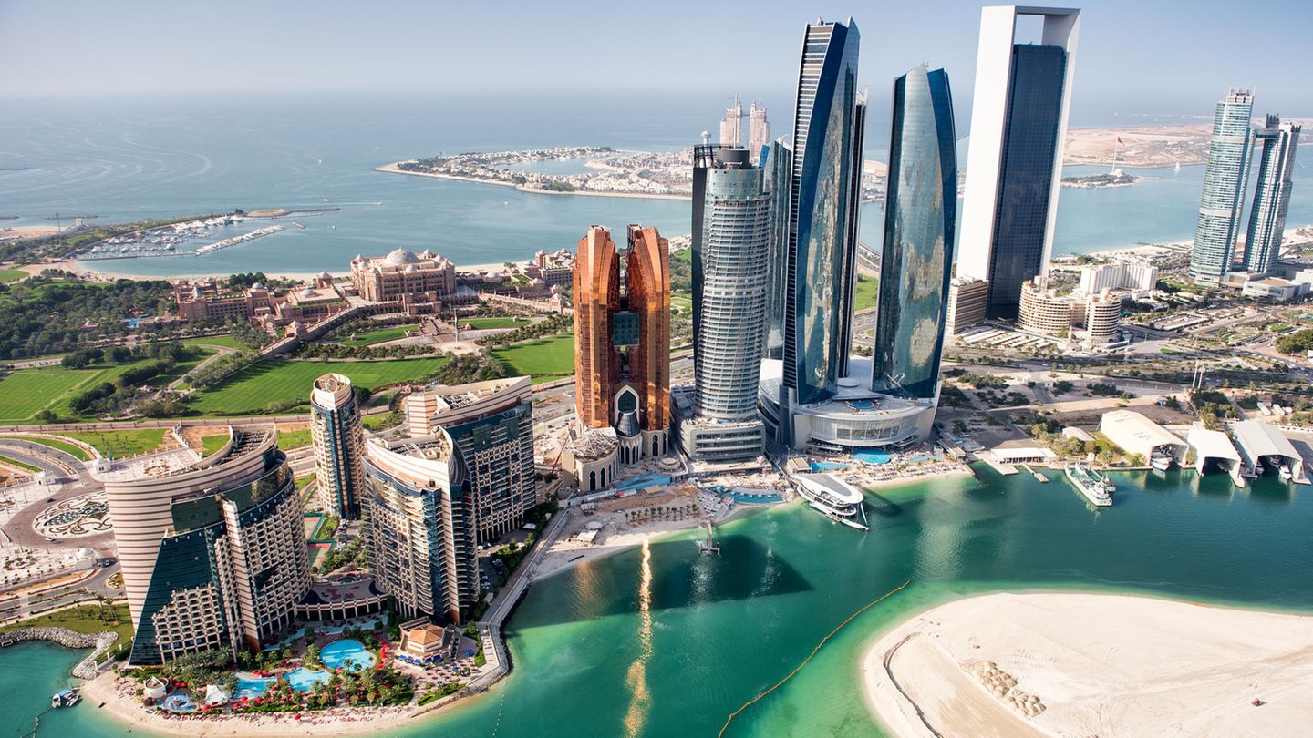 Architektonische Highlights in Ras Al Akhdar    Am Westzipfel von Abu Dhabi gelegen: Links im Vordergrund der halbrunde Khalidiya Palace Rayhaan, ein von der Rotana-Gruppe betriebenes Hotel, dahinter am Wasser der Emirates Palace, das Luxushotel von Kempinski, und weiter rechts das Jumeirah at Etihad Towers mit seinen verspiegelten Glasfassaden. Bei dem Wolkenkratzer mit dem Henkel handelt es sich um das 2015 fertiggestellte ADNOC-Headquarter, dem 342 Meter hohen Sitz der Abu Dhabi National Oil Company.