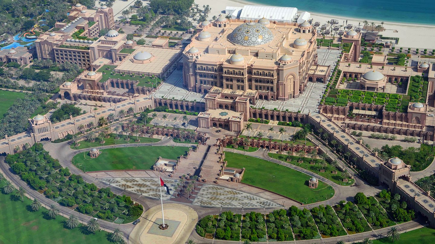 Jenseits aller Vorstellungen: Emirates Palace Das Hotel der Superlative von oben: Der Emirates Palace war mit einer Bauzeit von vier Jahren bei seiner Eröffnung 2005 das teuerste Hotelprojekt weltweit: Die Baukosten betrugen 3 Milliarden US-Dollar. Infos: www.kempinski.com Emirates Palace Das Hotel der Superlative von oben: Der Emirates Palace war mit einer Bauzeit von vier Jahren bei seiner Eröffnung 2005 das teuerste Hotelprojekt weltweit: Die Baukosten betrugen 3 Milliarden US-Dollar. Infos: www.kempinski.com