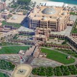 Emirates Palace  Das Hotel der Superlative von oben: Der Emirates Palace war mit einer Bauzeit von vier Jahren bei seiner Eröffnung 2005 das teuerste Hotelprojekt weltweit: Die Baukosten betrugen 3 Milliarden US-Dollar.  Infos: www.kempinski.com