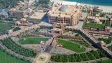Emirates Palace  Das Hotel der Superlative von oben: Der Emirates Palace war mit einer Bauzeit von vier Jahren bei seiner Eröffnung 2005 das teuerste Hotelprojekt weltweit: Die Baukosten betrugen 3 Milliarden US-Dollar.  Infos: www.kempinski.com