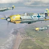 Luftschlacht um England: Eine Gruppe von Messerschmidt Bf 109E fliegt über den Ärmelkanal. Es folgte die erste große Niederlage der deutschen Luftwaffe. 