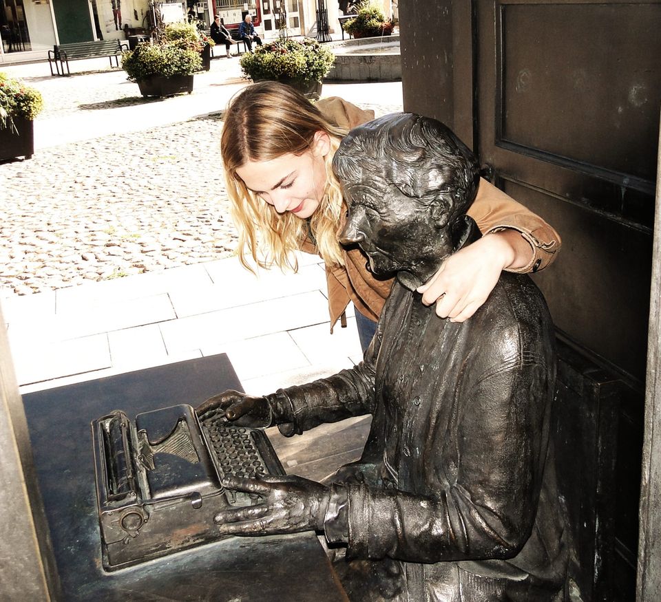 Bronzestatue von Astrid Lindgren in Vimmerby, Schweden.