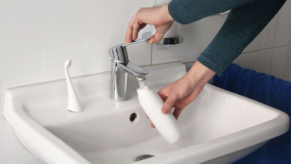 Aufgefüllt wird die Po-Dusche direkt am Wasserhahn