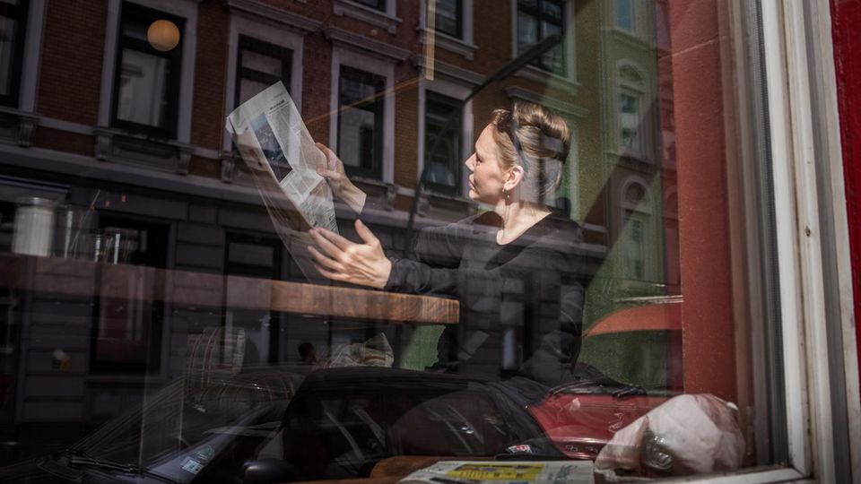 Entspannt in Ottensen: Claudia Hohmann ließt Zeitung in der Reh Bar.