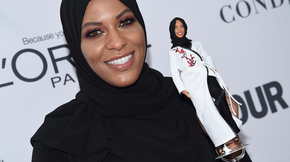Die Säbelfechterin Ibtihaj Muhammad mit der Hidschab-Barbie in New York