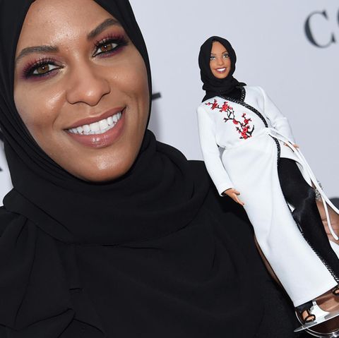 Die Säbelfechterin Ibtihaj Muhammad mit der Hidschab-Barbie in New York