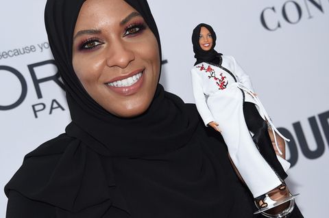 Die Säbelfechterin Ibtihaj Muhammad mit der Hidschab-Barbie in New York