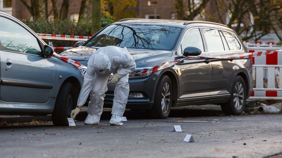 Nachrichten Deutschland Hannover Nachrichten aus Deutschland: Ein Beamter sichert Spuren in Hannover