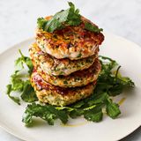 Die Frikadellen auf einer Platte anrichten, mit den restlichen Korianderblättern garnieren und mit ein paar Tropfen nativem Olivenöl extra servieren.