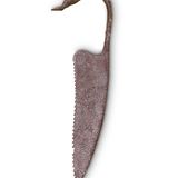 Ziemlich fies: Dieses chirurgische Messer nutzten die Ärzte für Gewebe- und Knochenschnitte. Fraglich bleibt aber, ob die Patienten solch schweren Eingriffe überlebten. In der Römerzeit (200 v. Chr. bis etwa 480 n. Chr.) gab es noch keine Desinfektionsmittel oder Antibiotika. Bakterielle Infektionen nach Operationen kamen meist einem Todesurteil gleich.