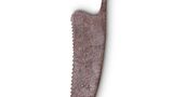 Ziemlich fies: Dieses chirurgische Messer nutzten die Ärzte für Gewebe- und Knochenschnitte. Fraglich bleibt aber, ob die Patienten solch schweren Eingriffe überlebten. In der Römerzeit (200 v. Chr. bis etwa 480 n. Chr.) gab es noch keine Desinfektionsmittel oder Antibiotika. Bakterielle Infektionen nach Operationen kamen meist einem Todesurteil gleich.